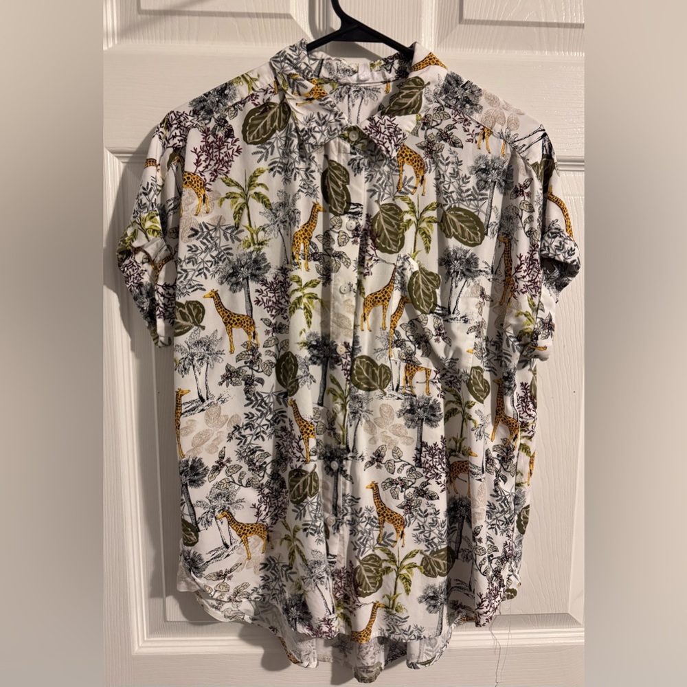 Women’s Safari Giraffe Print Shirt sz M Short Sleeve